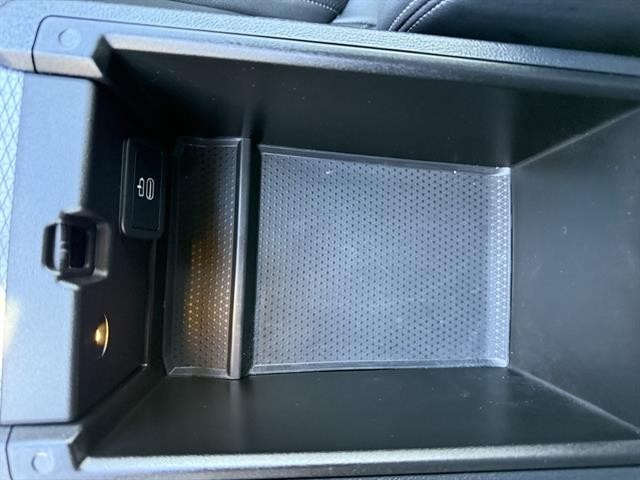 BMW 430i Vehicle Full-screen Gallery Image 23