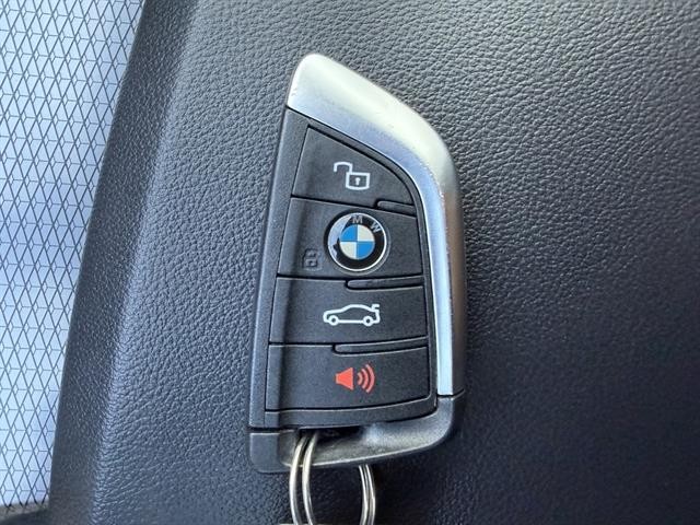 BMW 430i Vehicle Full-screen Gallery Image 26