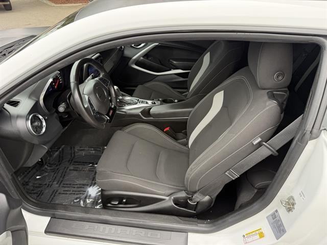 Chevrolet Camaro Vehicle Full-screen Gallery Image 16