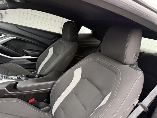 Chevrolet Camaro Vehicle Full-screen Gallery Image 17