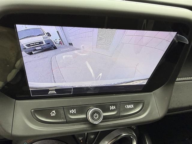 Chevrolet Camaro Vehicle Full-screen Gallery Image 23