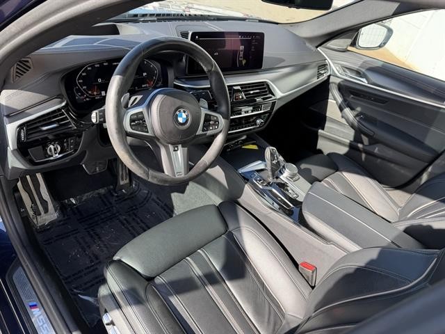 BMW M550i xDrive Vehicle Full-screen Gallery Image 02