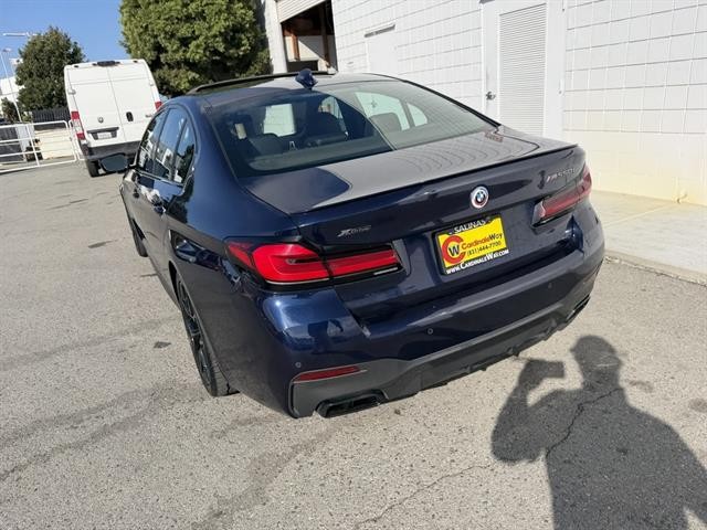 BMW M550i xDrive Vehicle Full-screen Gallery Image 04
