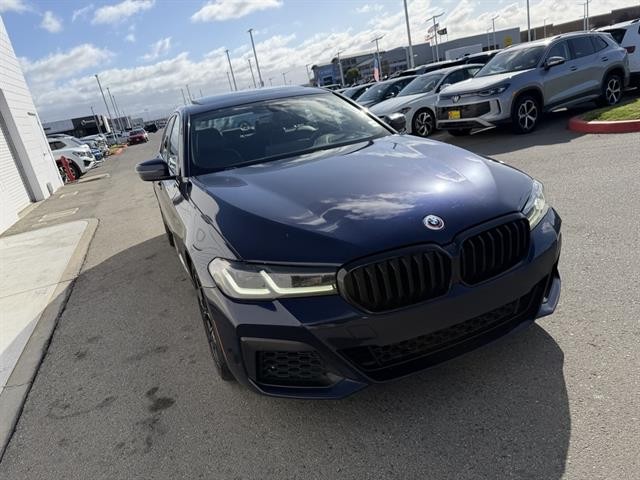 BMW M550i xDrive Vehicle Full-screen Gallery Image 08