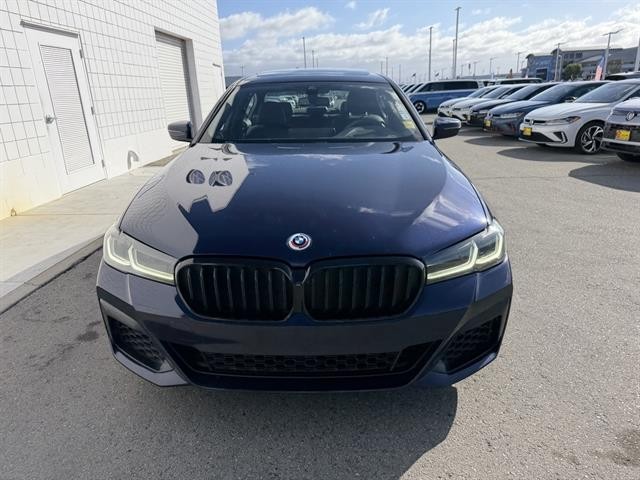 BMW M550i xDrive Vehicle Full-screen Gallery Image 09