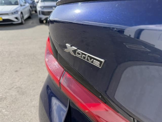 BMW M550i xDrive Vehicle Full-screen Gallery Image 10