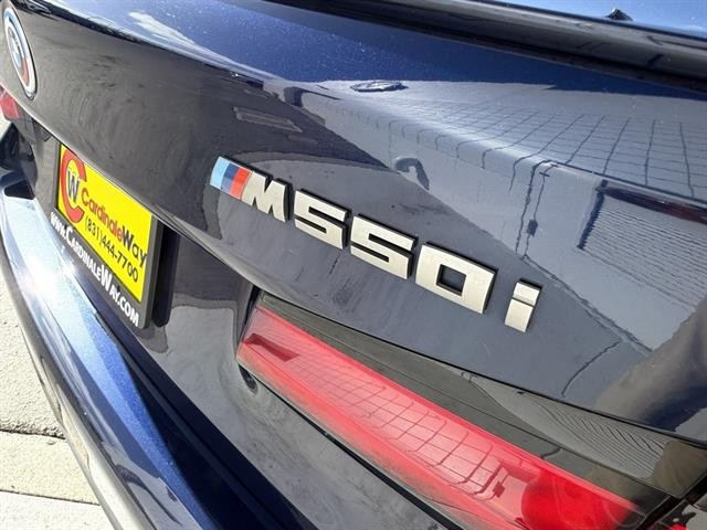 BMW M550i xDrive Vehicle Full-screen Gallery Image 12