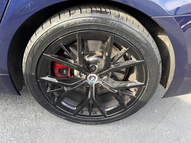 BMW M550i xDrive Vehicle Full-screen Gallery Image 13