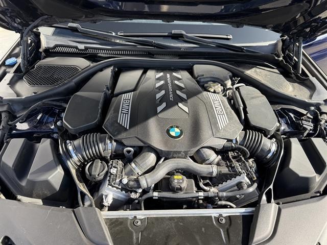 BMW M550i xDrive Vehicle Full-screen Gallery Image 14