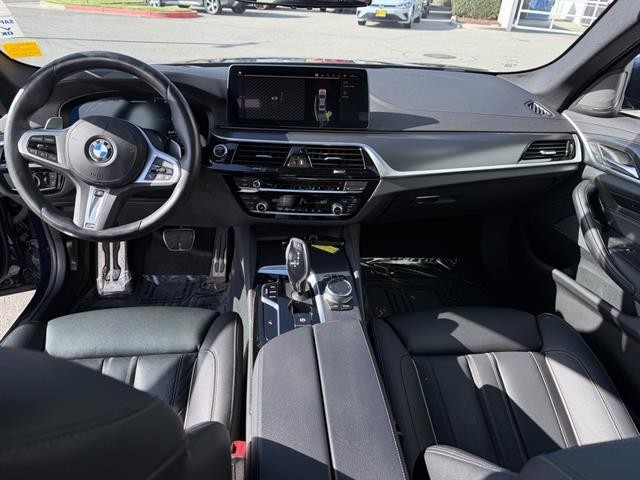 BMW M550i xDrive Vehicle Full-screen Gallery Image 15