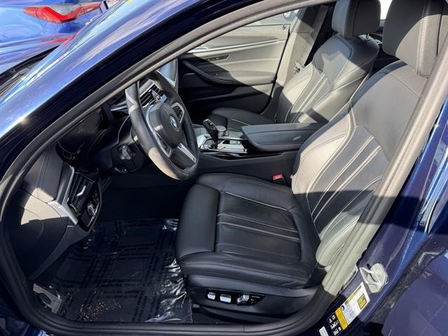 BMW M550i xDrive Vehicle Full-screen Gallery Image 16
