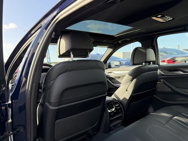 BMW M550i xDrive Vehicle Full-screen Gallery Image 17