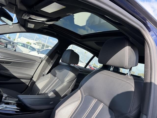 BMW M550i xDrive Vehicle Full-screen Gallery Image 18