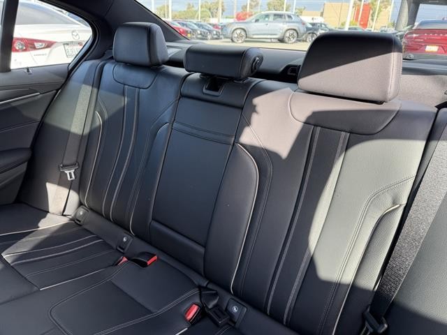 BMW M550i xDrive Vehicle Full-screen Gallery Image 19