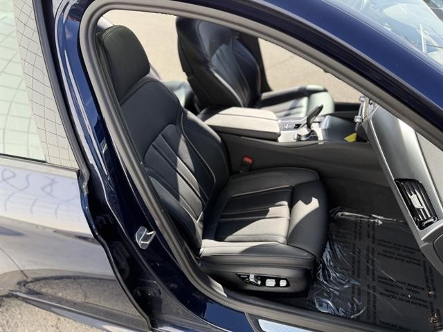 BMW M550i xDrive Vehicle Full-screen Gallery Image 20