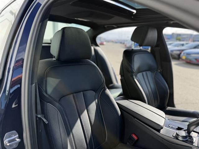 BMW M550i xDrive Vehicle Full-screen Gallery Image 21