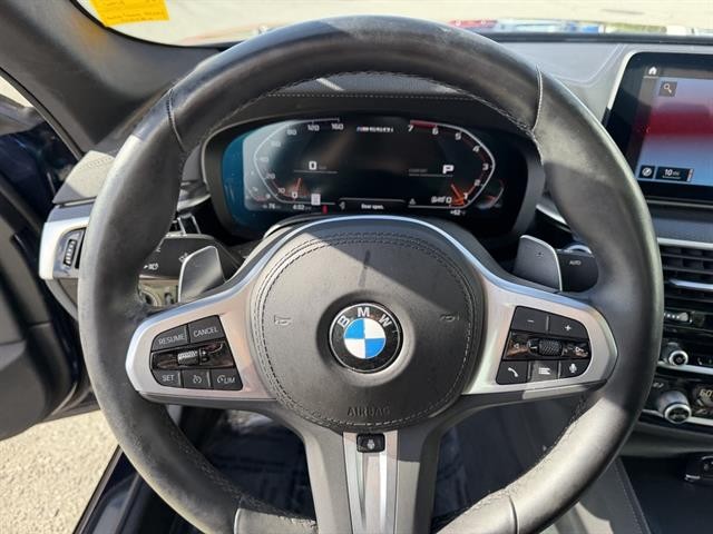 BMW M550i xDrive Vehicle Full-screen Gallery Image 22