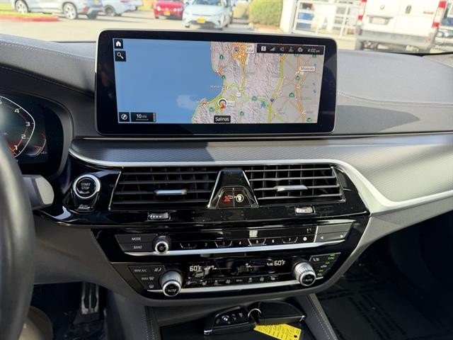 BMW M550i xDrive Vehicle Full-screen Gallery Image 23