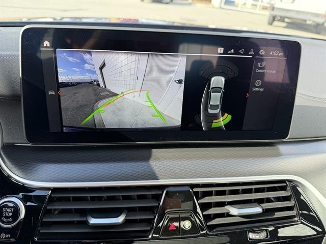 BMW M550i xDrive Vehicle Full-screen Gallery Image 24