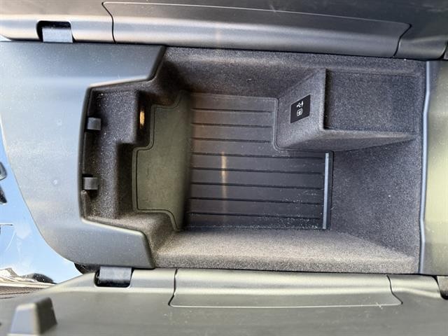 BMW M550i xDrive Vehicle Full-screen Gallery Image 25