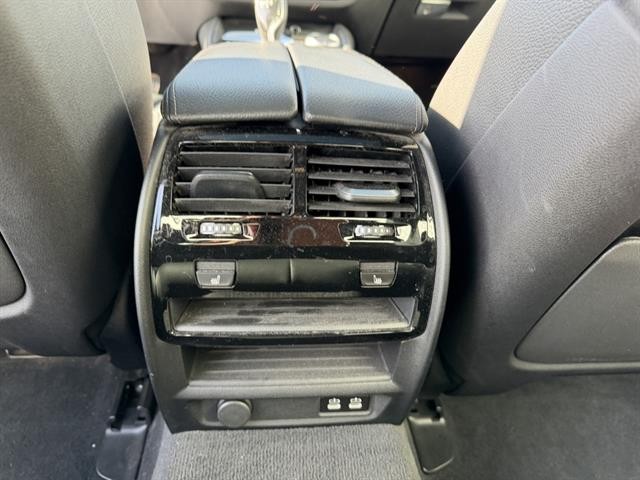 BMW M550i xDrive Vehicle Full-screen Gallery Image 26