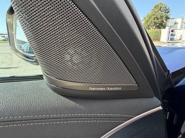 BMW M550i xDrive Vehicle Full-screen Gallery Image 27