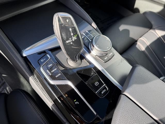 BMW M550i xDrive Vehicle Full-screen Gallery Image 28