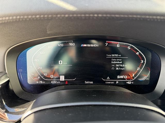 BMW M550i xDrive Vehicle Full-screen Gallery Image 29