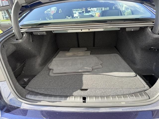 BMW M550i xDrive Vehicle Full-screen Gallery Image 30