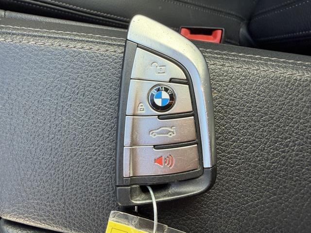 BMW M550i xDrive Vehicle Full-screen Gallery Image 32