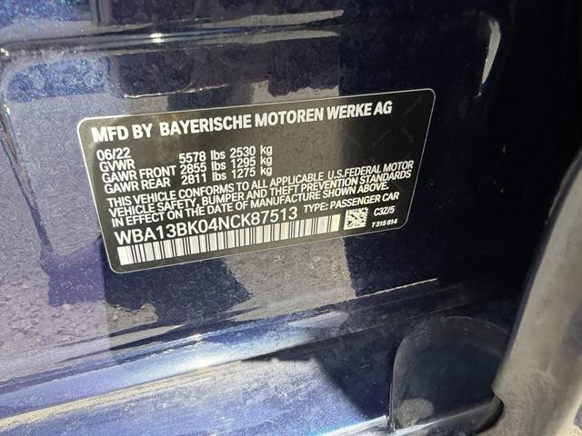 BMW M550i xDrive Vehicle Full-screen Gallery Image 33