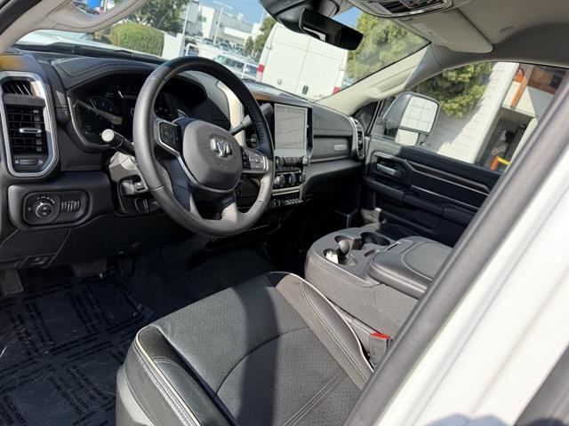 Ram 2500 Vehicle Full-screen Gallery Image 02