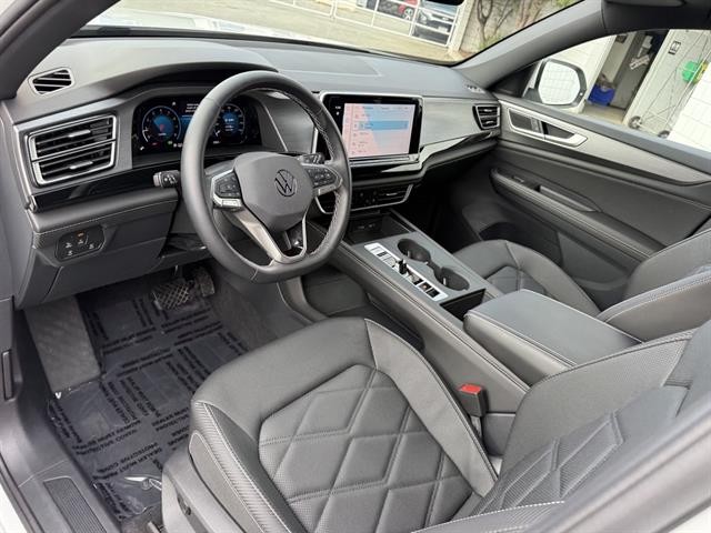 Volkswagen Atlas Cross Sport Vehicle Full-screen Gallery Image 02