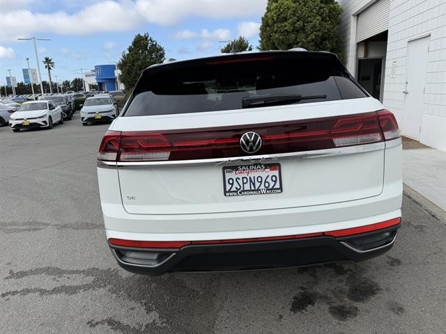 Volkswagen Atlas Cross Sport Vehicle Full-screen Gallery Image 05