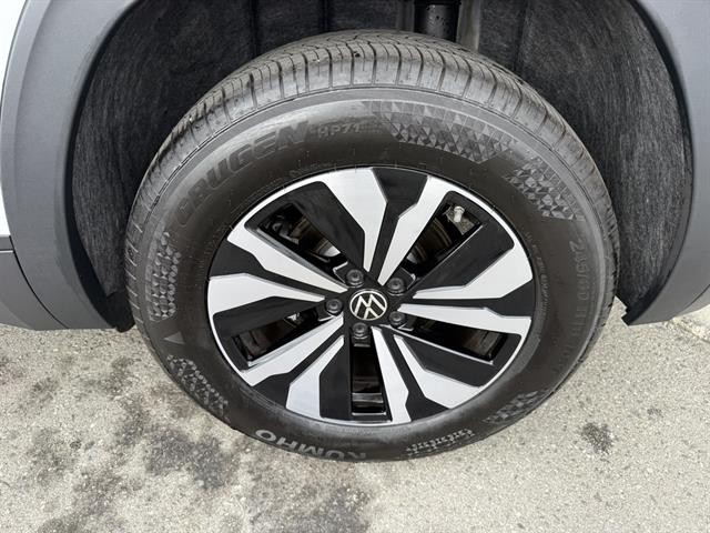 Volkswagen Atlas Cross Sport Vehicle Full-screen Gallery Image 12