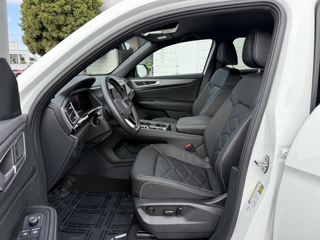 Volkswagen Atlas Cross Sport Vehicle Full-screen Gallery Image 14