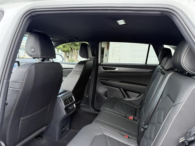 Volkswagen Atlas Cross Sport Vehicle Full-screen Gallery Image 15