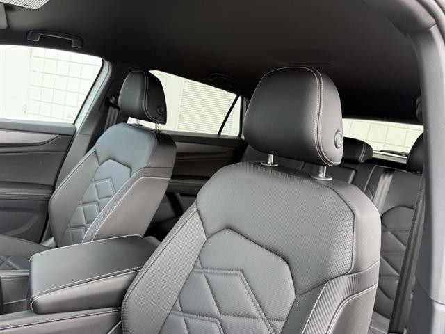 Volkswagen Atlas Cross Sport Vehicle Full-screen Gallery Image 16