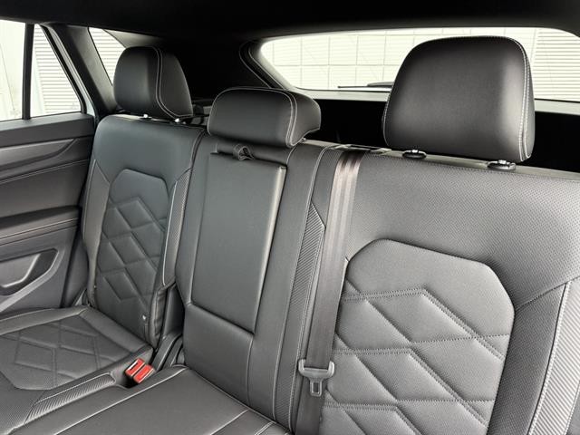 Volkswagen Atlas Cross Sport Vehicle Full-screen Gallery Image 17