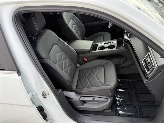 Volkswagen Atlas Cross Sport Vehicle Full-screen Gallery Image 18