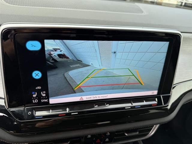 Volkswagen Atlas Cross Sport Vehicle Full-screen Gallery Image 22