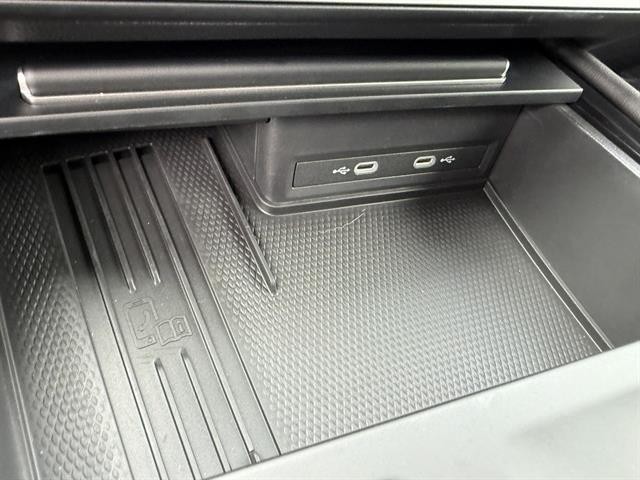 Volkswagen Atlas Cross Sport Vehicle Full-screen Gallery Image 24