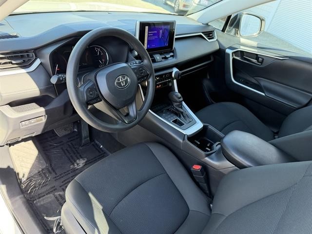 Toyota RAV4 Vehicle Full-screen Gallery Image 02