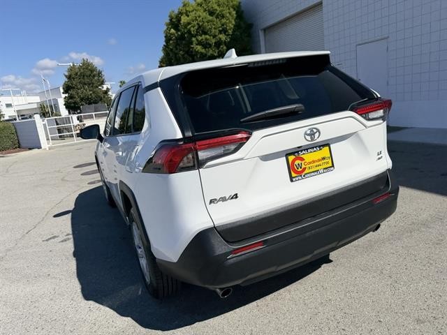 Toyota RAV4 Vehicle Full-screen Gallery Image 04