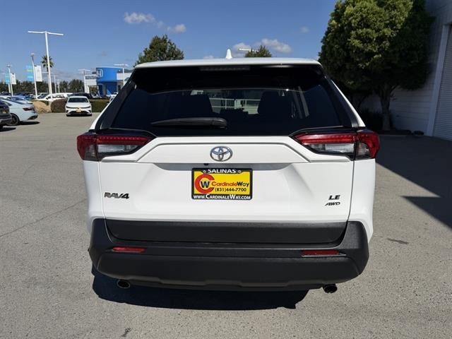 Toyota RAV4 Vehicle Full-screen Gallery Image 05