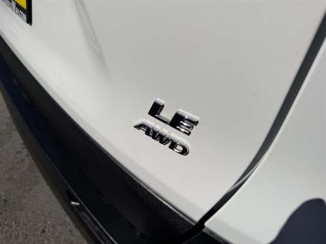 Toyota RAV4 Vehicle Full-screen Gallery Image 11