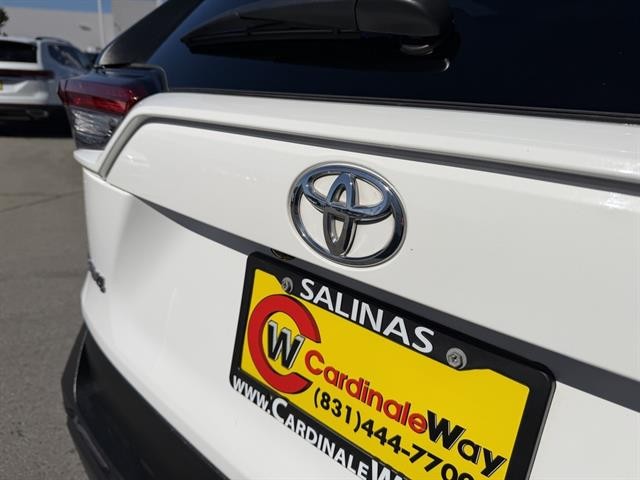 Toyota RAV4 Vehicle Full-screen Gallery Image 12