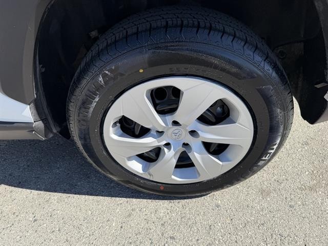 Toyota RAV4 Vehicle Full-screen Gallery Image 13