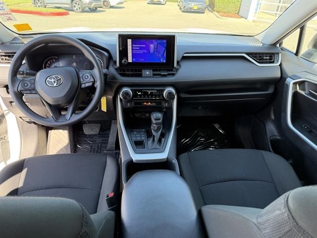 Toyota RAV4 Vehicle Full-screen Gallery Image 15