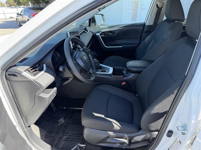 Toyota RAV4 Vehicle Full-screen Gallery Image 16